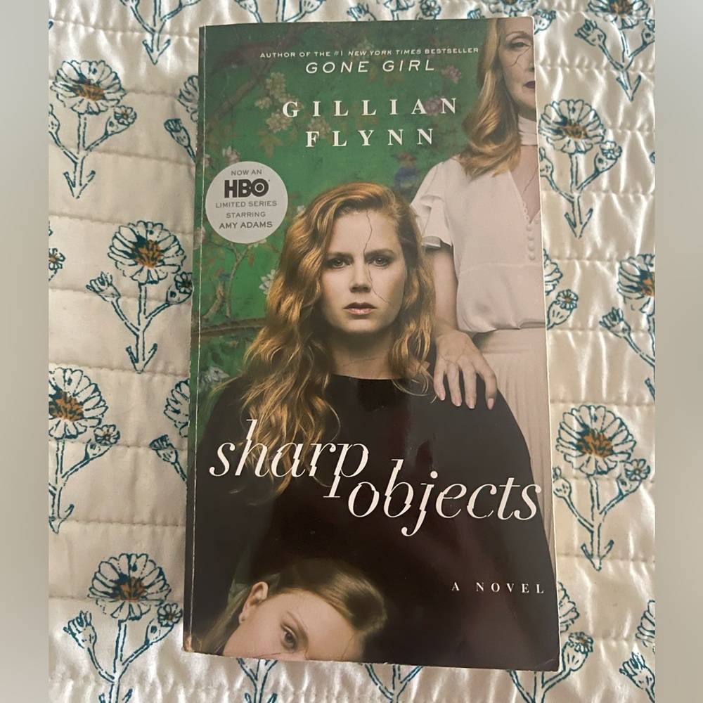 Sharp Objects by Gilllian Flynn